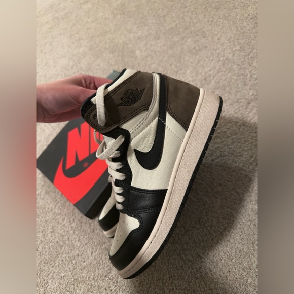 Jordan 1 Retro High Dark Mocha’s (AUTHENTICATED)🌟 - Picture 8 of 11